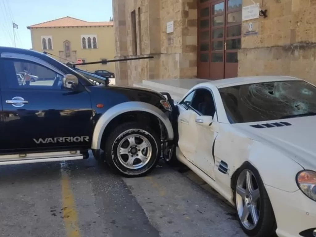 Mobil Mitsubishi L200 yang ditabrak ke Mercedes-Benz SL di Yunani (photo/Carscoops)