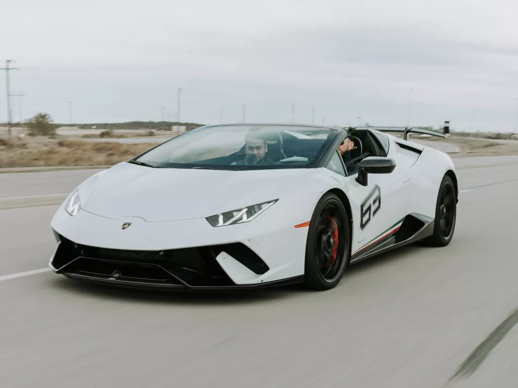 Ilustrasi tampilan mobil Lamborghini berwarna putih (photo/Unsplash/Spencer Davis)