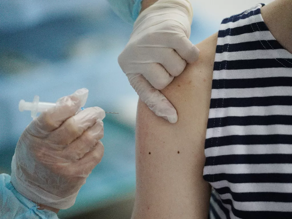  Ilustrasi vaksinasi Vaksin Covid-19. (photo/REUTERS/Vitaly Nevar/ilustrasi)