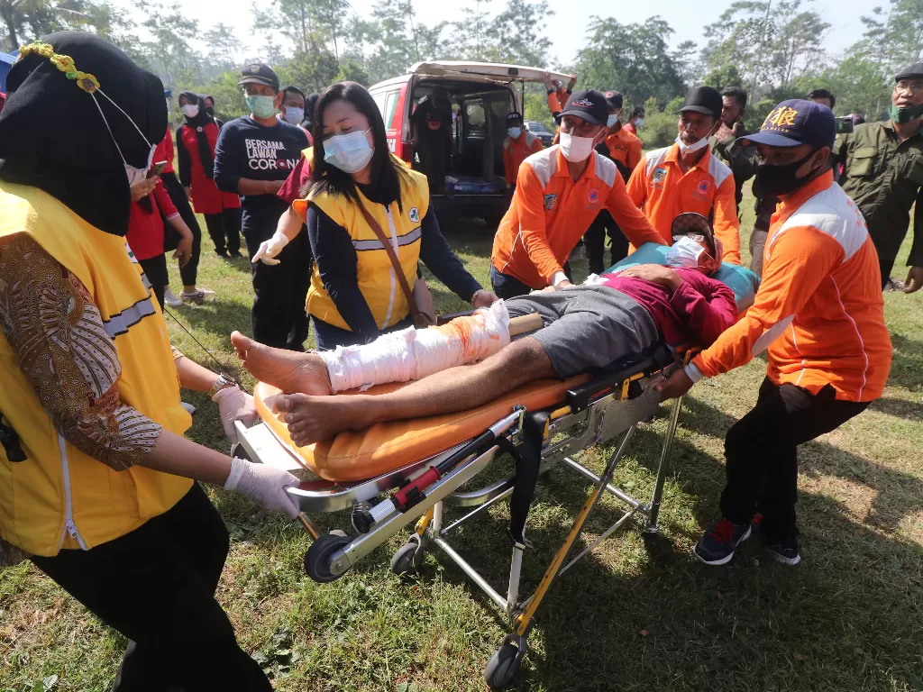 Petugas medis mengevakuasi korban saat simulasi (ANTARA FOTO/Prasetia Fauzani)
