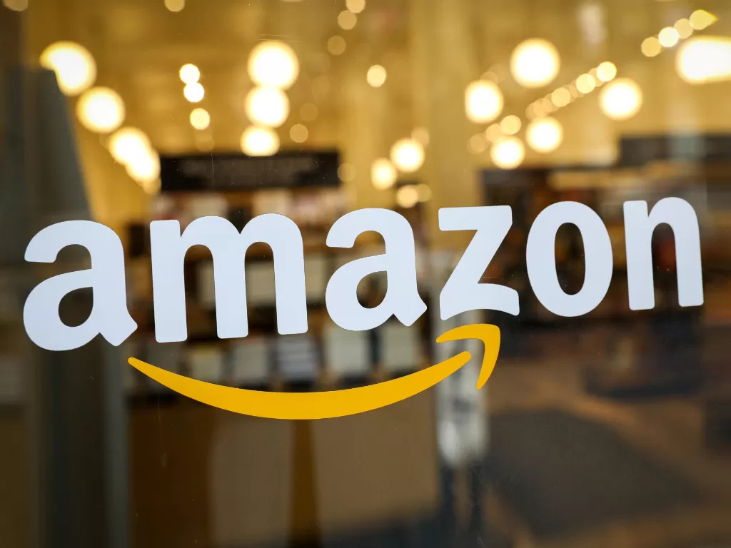 Tampilan logo perusahaan e-commerce Amazon (photo/REUTERS/Brendan McDermid)