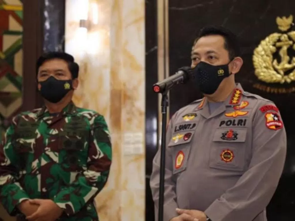  Kapolri Jenderal Polisi Listyo Sigit Prabowo dan Panglima TNI Marsekal TNI Hadi Tjahjanto melakukan kunjungan kerja bersama ke Papua, Rabu (27/5/2021). (ANTARA/HO-Divisi Humas Polri) 