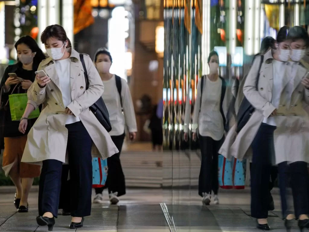 Orang-orang menggunakan masker di Tokyo, Jepang, 22 April 2021. (REUTERS/Androniki Christodoulou)