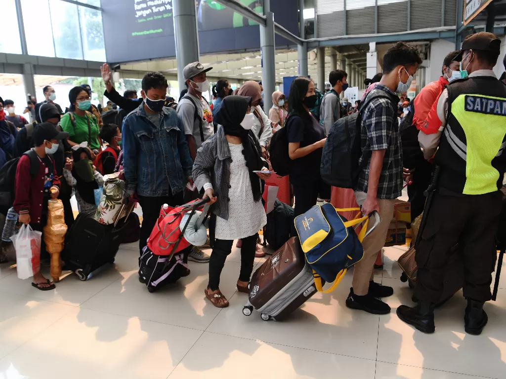 Sejumlah calon penumpang KA Brantas tujuan Pasar Senen-Blitar mengantre menaiki kereta di Stasiun Senen, Jakarta, Kamis (20/5/2021). (ANTARA FOTO/Hafidz Mubarak A)