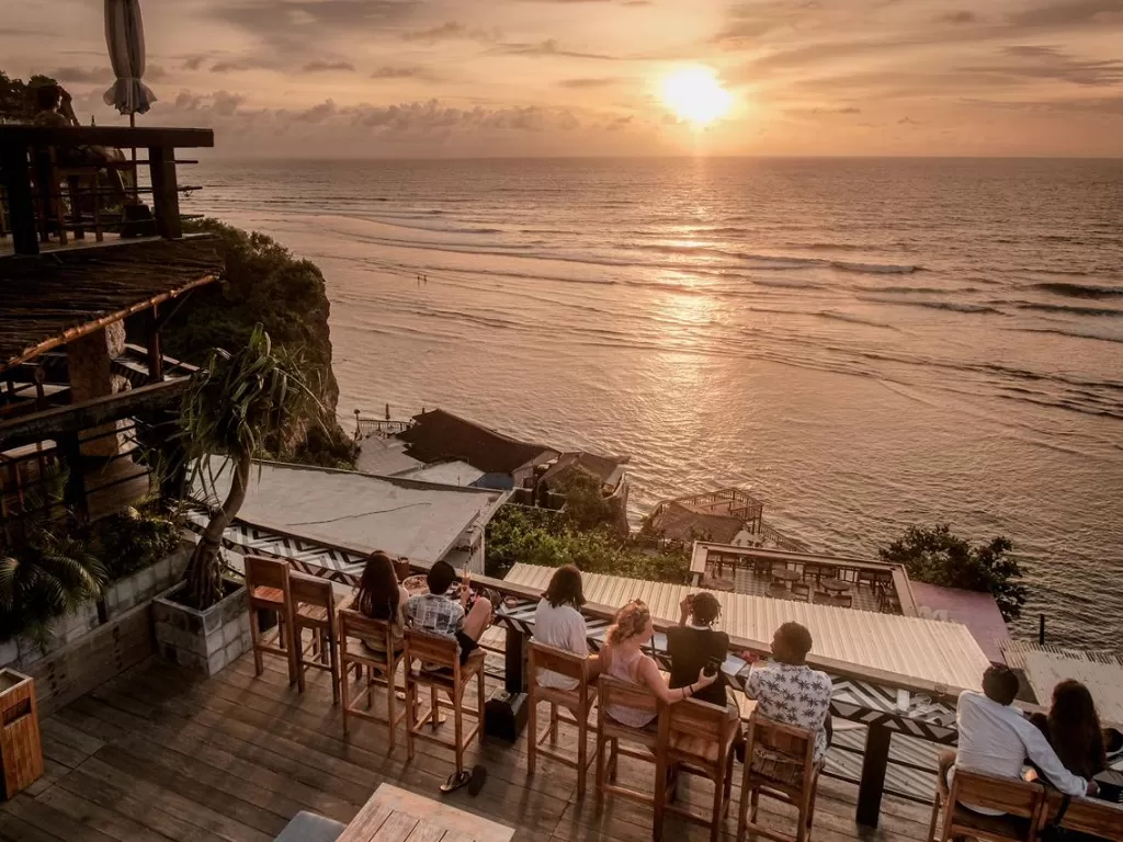 Ilustrasi suasana menikmati senja di Bali. (Dok. Kemenparekraf)