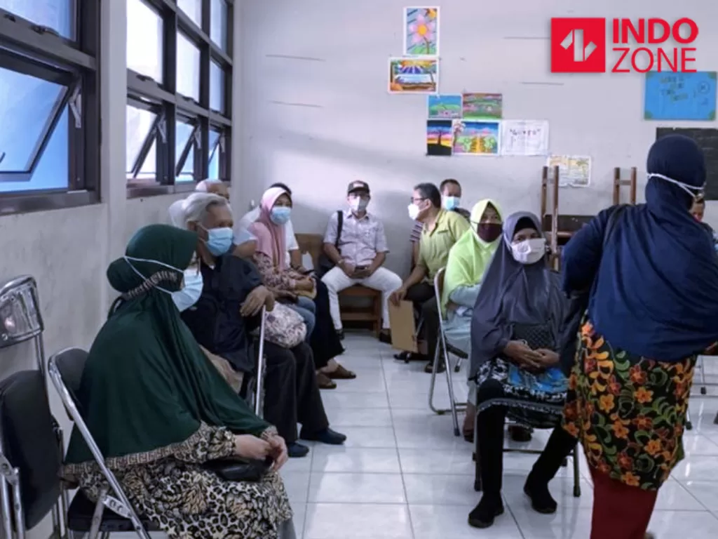 Para lansia sedang observasi usai menerima vaksin covid-19 di Puskesmas Kramat Jati, Jakarta Timur. (INDOZONE/Fahmy Fotaleno)