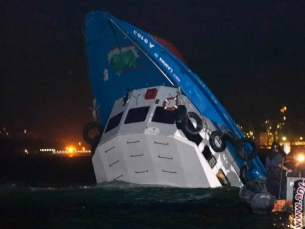 Dokumentasi: Insiden kapal nyaris karam setelah mengalami musibah tabrakan dengan kapal lain. (REUTERS/Tyrone Siu) (