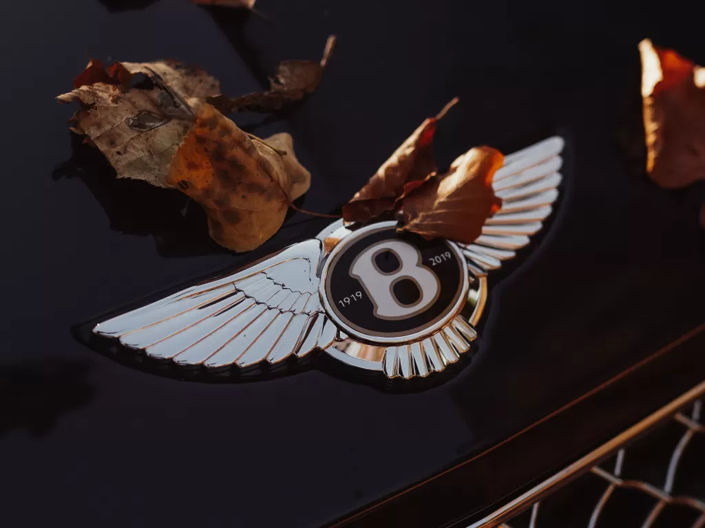 Tampilan logo Bentley (photo/Unsplash/Tim Meyer)