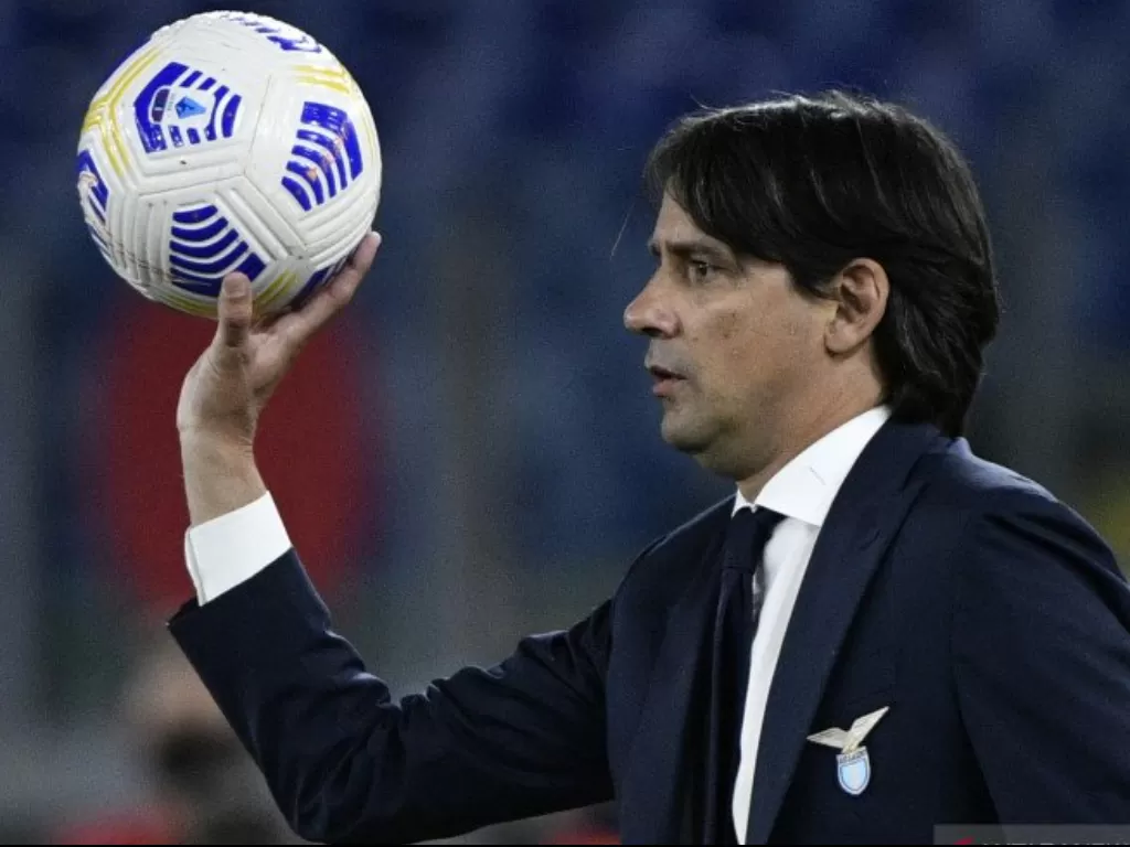 Simone Inzaghi telah melatih tim senior Lazio sejak April 2016 melempar bola pada sebuah pertandingan. (ANTARA/AFP/FILIPPO MONTEFORTE)