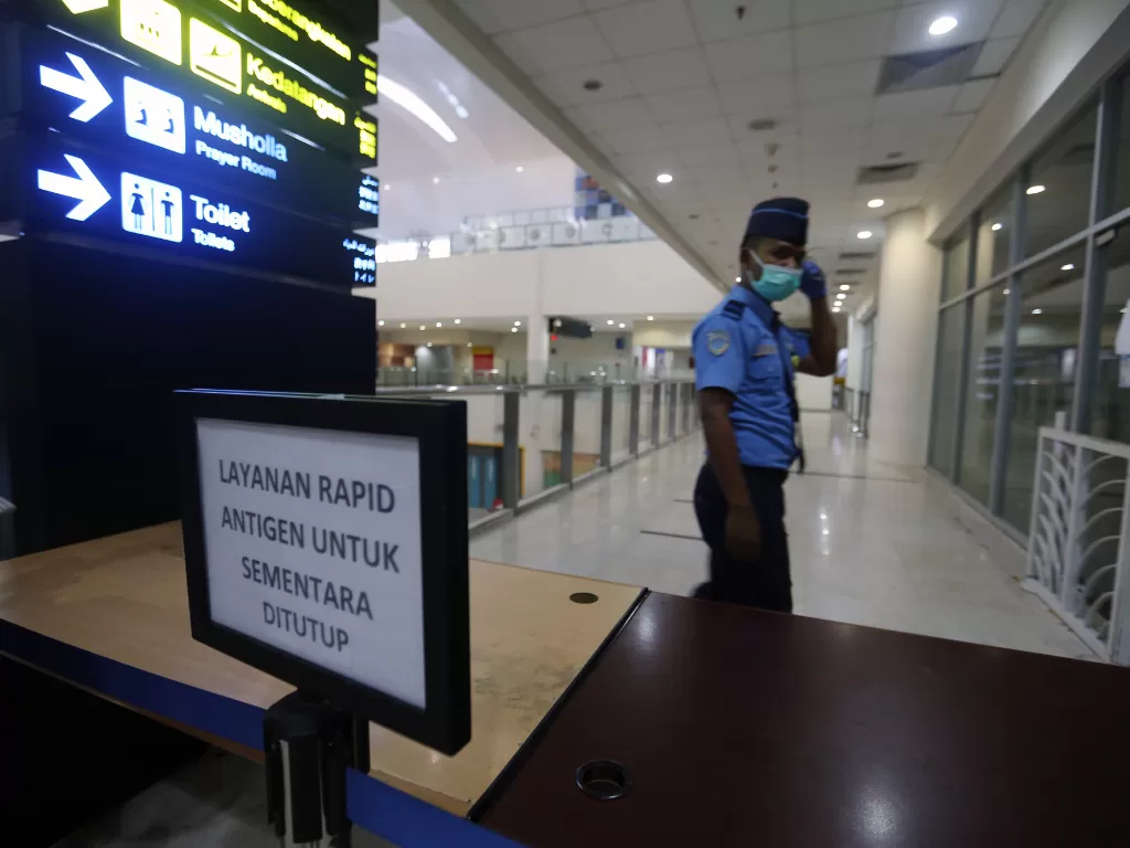 Petugas AVSEC berjaga di lokasi pelayanan swab Antigen yang telah ditutup di Lantai Mezzanine Bandara Internasional Kualanamu, Deli Serdang, Sumatera Utara, Rabu (28/4/2021). (ANTARA/Adiva Niki)