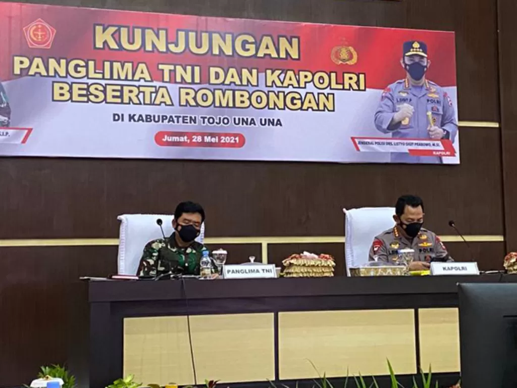 Panglima TNI Marsekal Hadi Tjahjanto (kiri) dan Kapolri Jenderal Polisi Listyo Sigit Prabowo (kanan) saat kunjungan kerja ke Poso, Sulawesi Tengah, Jumat (8/5/2021). (Dok. Divisi Humas Mabes Polri)