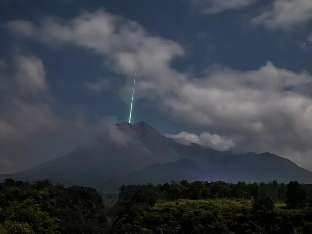 Foto kilatan cahaya layaknya komet jatuh di puncak Gunung Merapi yang beredar di media sosial. (photo/Instagram/@gunarto_song)