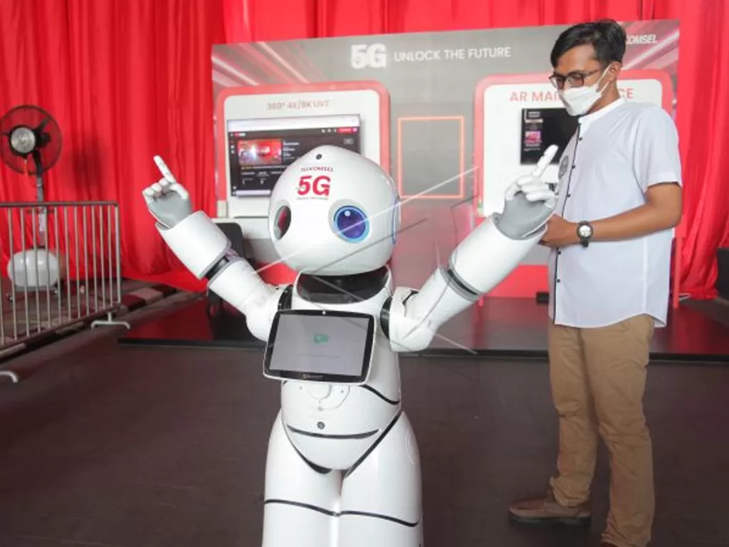 Petugas mengoperasikan robot melalui koneksi 5G Telkomsel saat acara peluncuran Telkomsel 5G Grand Launch Unlock The Future di Jakarta, Kamis (27/5/2021). (photo/ANTARA FOTO/Reno Esnir)