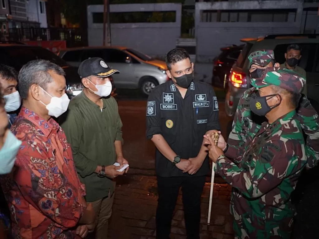 Wali Kota Medan Bobby Nasution bersama pejabat lainnya mengunjungi lokasi isolasi. (Instagram/Bobby Nasution)