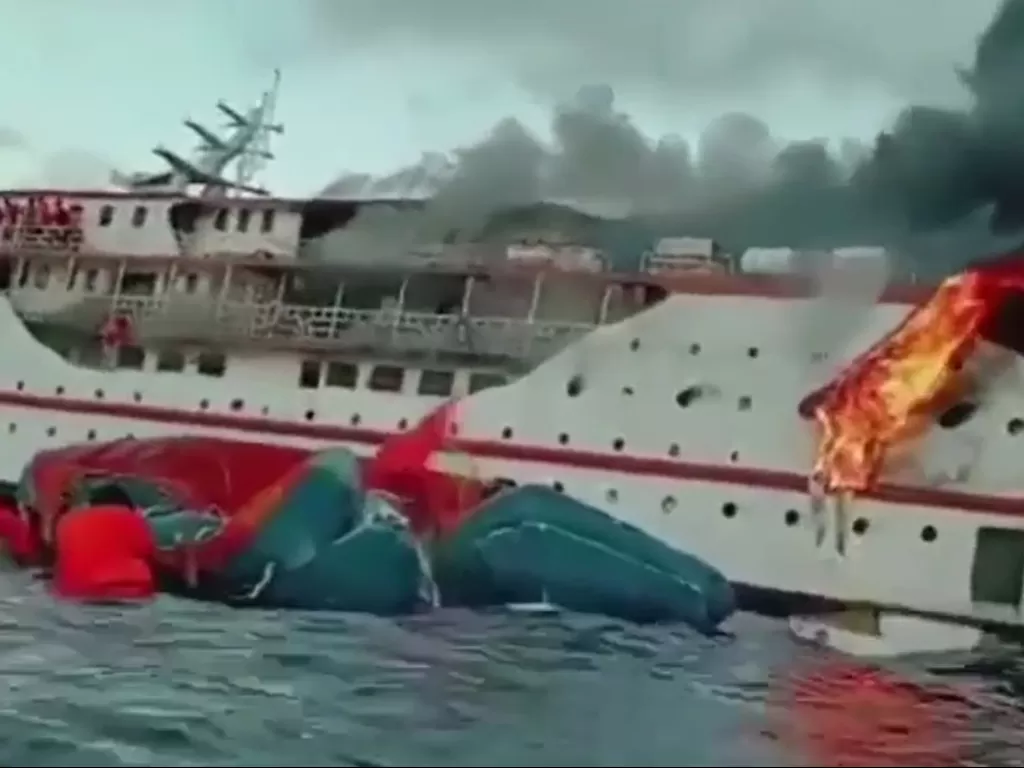 Potongan video kapal penumpang terbakar dan penumpang terombang-ambing di tengah laut. (Instagram/@infokomando).