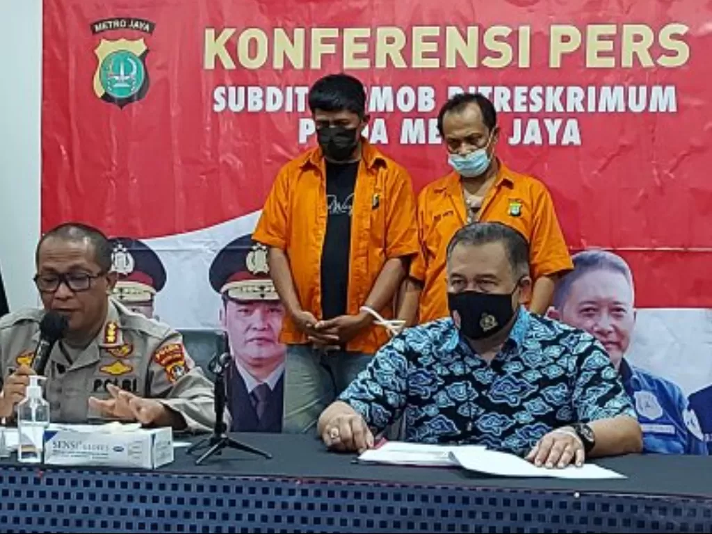 Kabid Humas Polda Metro Jaya Kombes Pol Yusri Yunus (tengah) berikan keterangan terkait penangkapan pencuri bermodus ganjal ATM di Mapolda Metro Jaya, Jumat (28/5/2021). ANTARA/Fianda Sjofjan Rassat