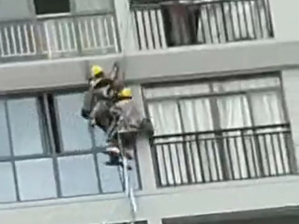 Momen dua pekerja konstruksi menabrak jendela. (Wuzhoushenghuogang/AsiaWire)