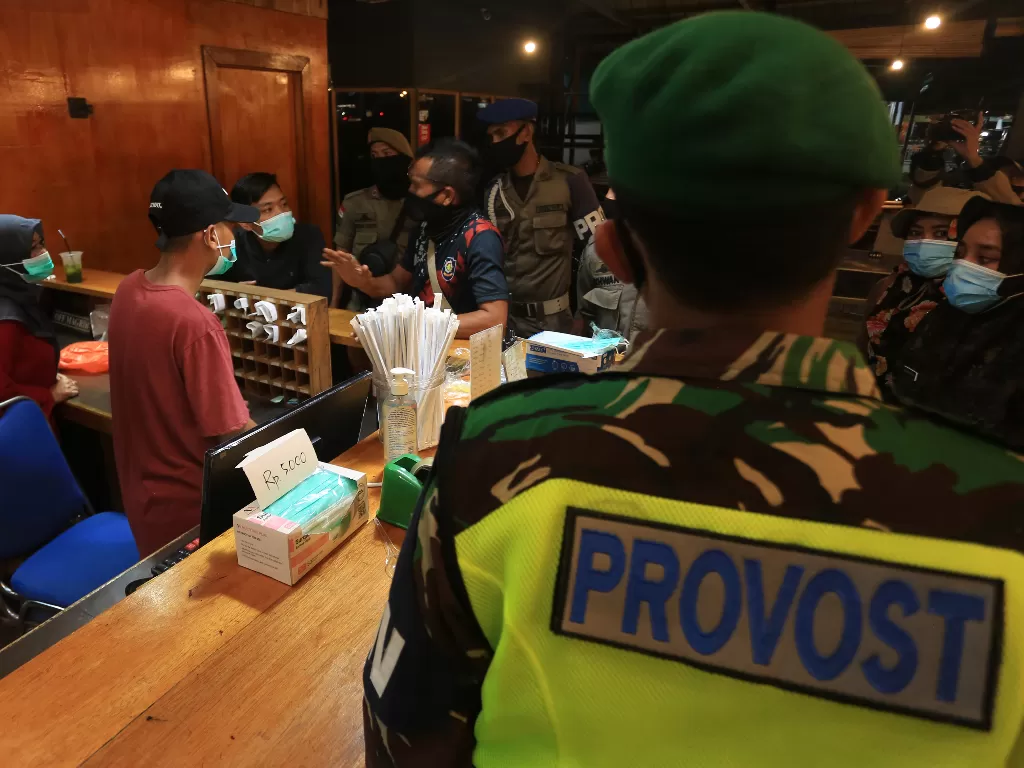 Petugas gabungan menasehati pemilik warung kopi (ANTARA FOTO/Syifa Yulinnas)