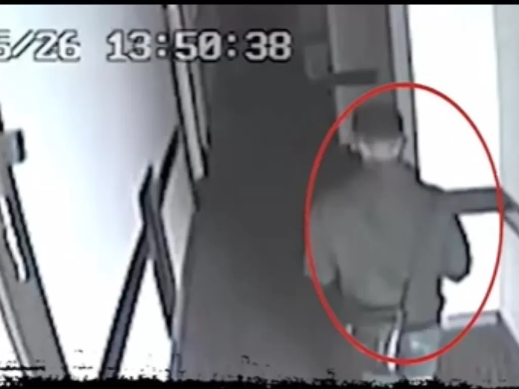 Pelaku pembunuhan wanita bugil tertangkap CCTV. (Instagram/@jurnalisjakpus).