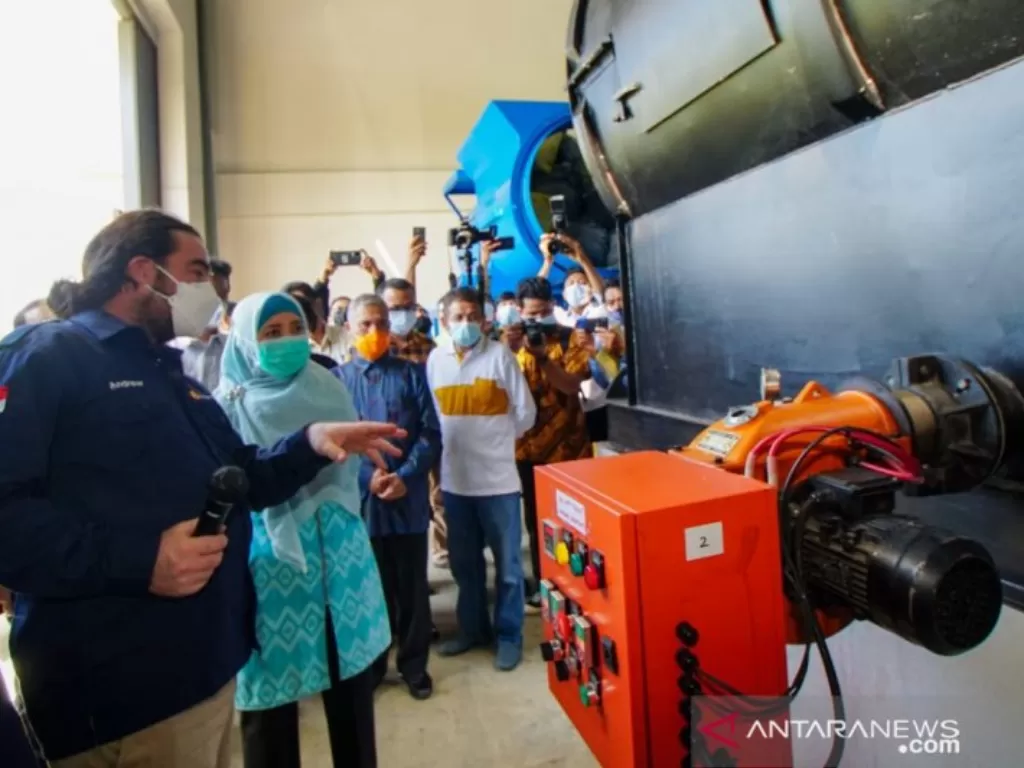 Wakil Gubernur NTB, Sitti Rohmi Djalilah meninjau pabrik pengolah sampah menjadi bahan bakar solar yang ramah lingkungan dengan sistem Pirolisis di Gedung STIP Banyumulek, Kabupaten Lombok Barat, NTB, Sabtu (29/5/2021). (photo/ANTARA/HO-Diskominfotik NTB)