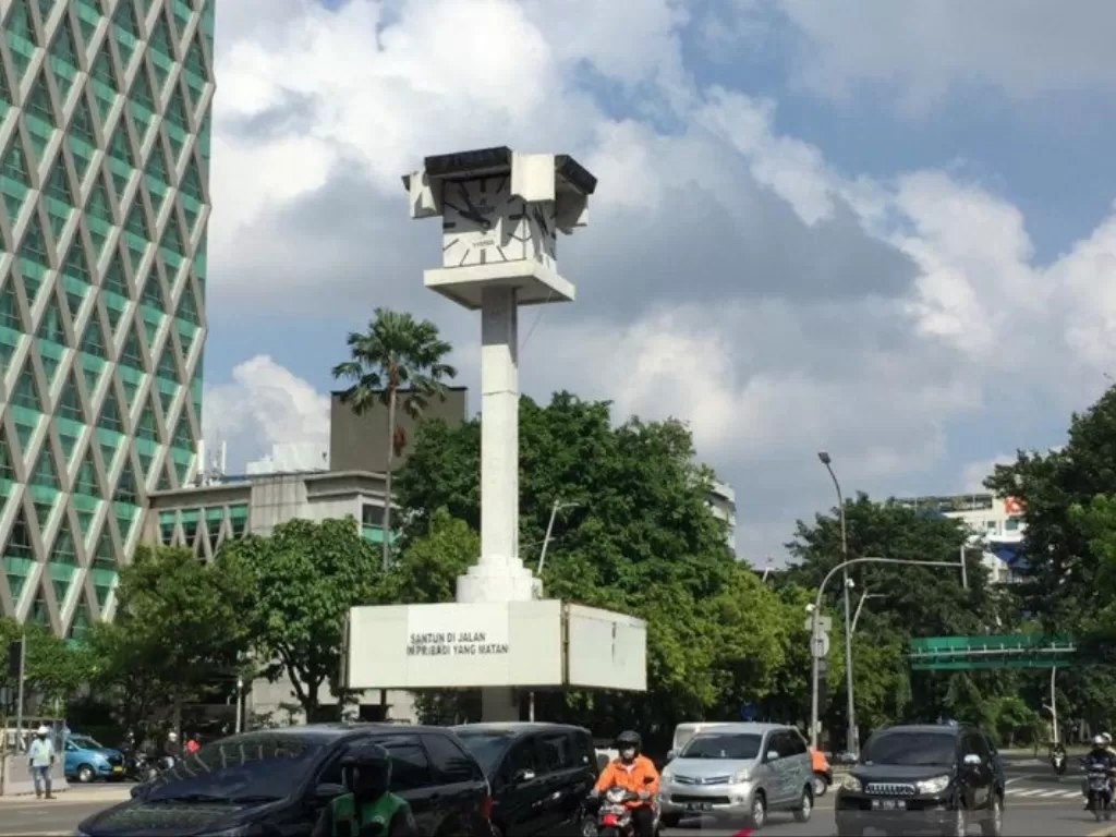  Menara Jam Thamrin yang terletak di perempatan antara Jalan MH. Thamrin dan Jalan Kebon Sirih, Jakarta Pusat, Jumat (28/5/221). (ANTARA/Mentari Dwi Gayati)