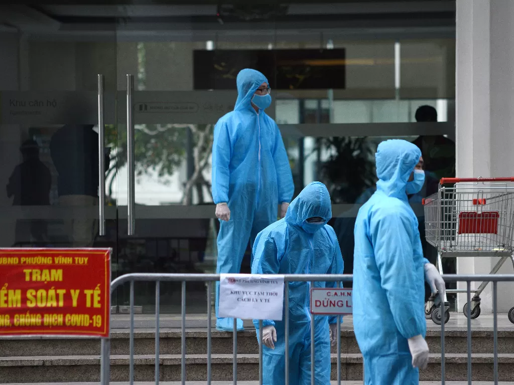 Pekerja medis di Vietnam mengenakan baju pelindung (REUTERS/Thanh Hue/File Photo)