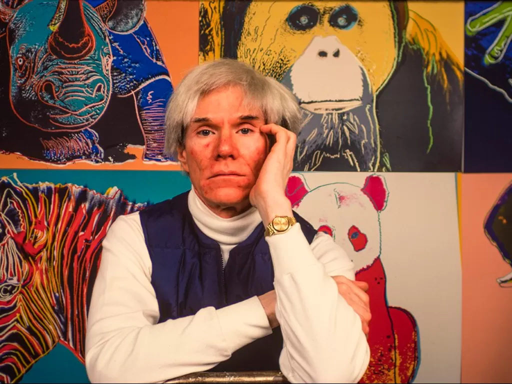 Seniman Andy Warhol dengan jam tangan Patek Philippe-nya. (photo/Dok. Highsnobiety)