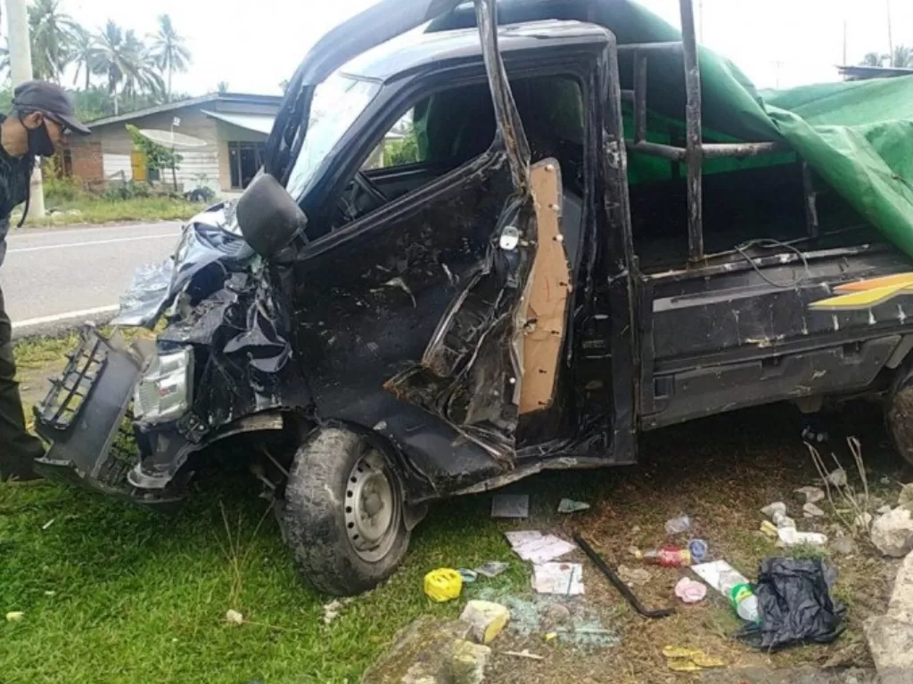  Mobil pick up Grand Max bernomor polisi BD 9986 NC menabrak pagar sekolah dasar di Desa Pulau Makmur, Kabupaten Mukomuko, Provinsi Bengkulu, Sabtu (29/5/2021). (Dok.Antarabengkulu.com) 