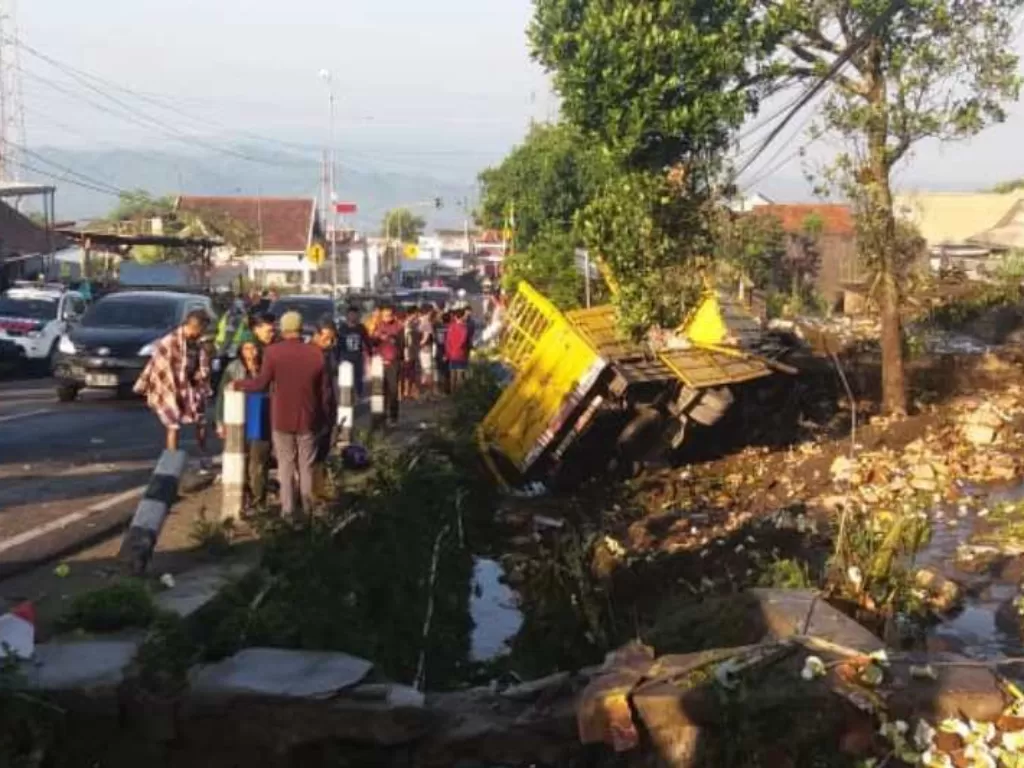 Kecelakaan lalu lintas yang truk di Wonosobo-Parakan Dusun Gondang, Desa Candimulyo, Kertek, Kabupaten Wonosobo, Jawa Tengah, Senin (31/5). (photo/ANTARA/HO-Polres Wonosobo)