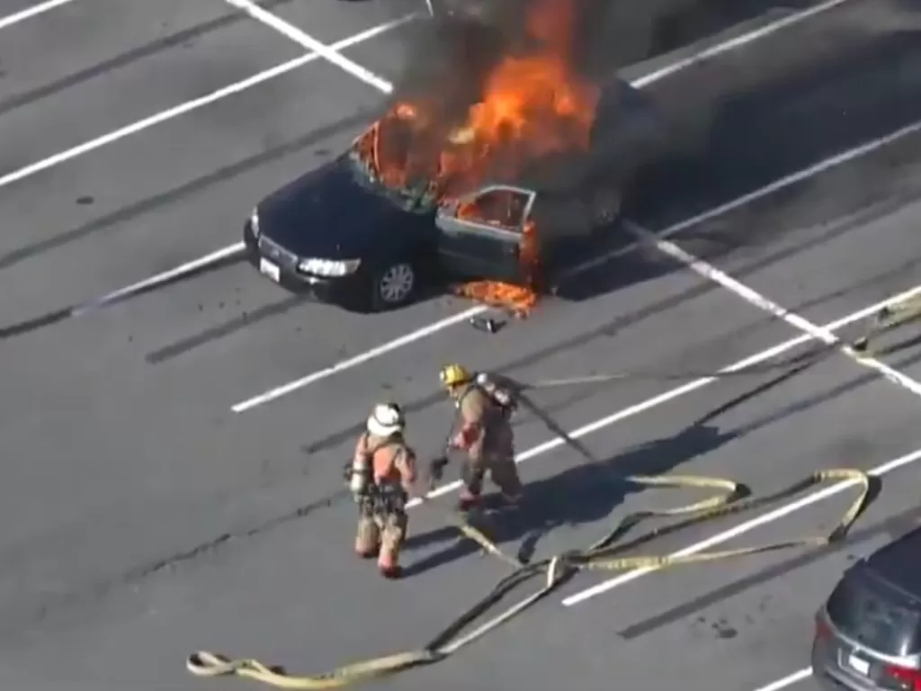 Mobil ini terbakar. (Photo/Twitter/@JamesScott2)