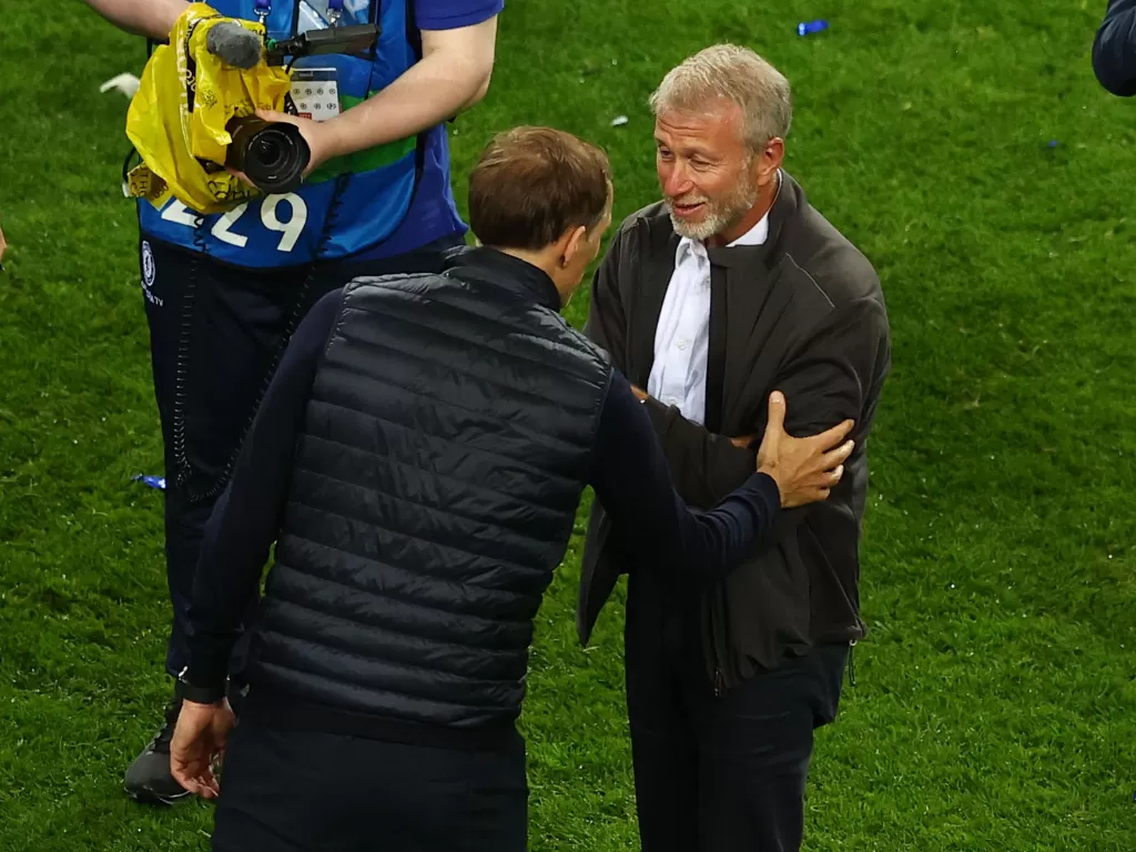 Roman Abramovich (pemilik klub Chelsea) dan Thomas Tuchel (pelatih Chelsea). (photo/REUTERS/MICHAEL STEELE)