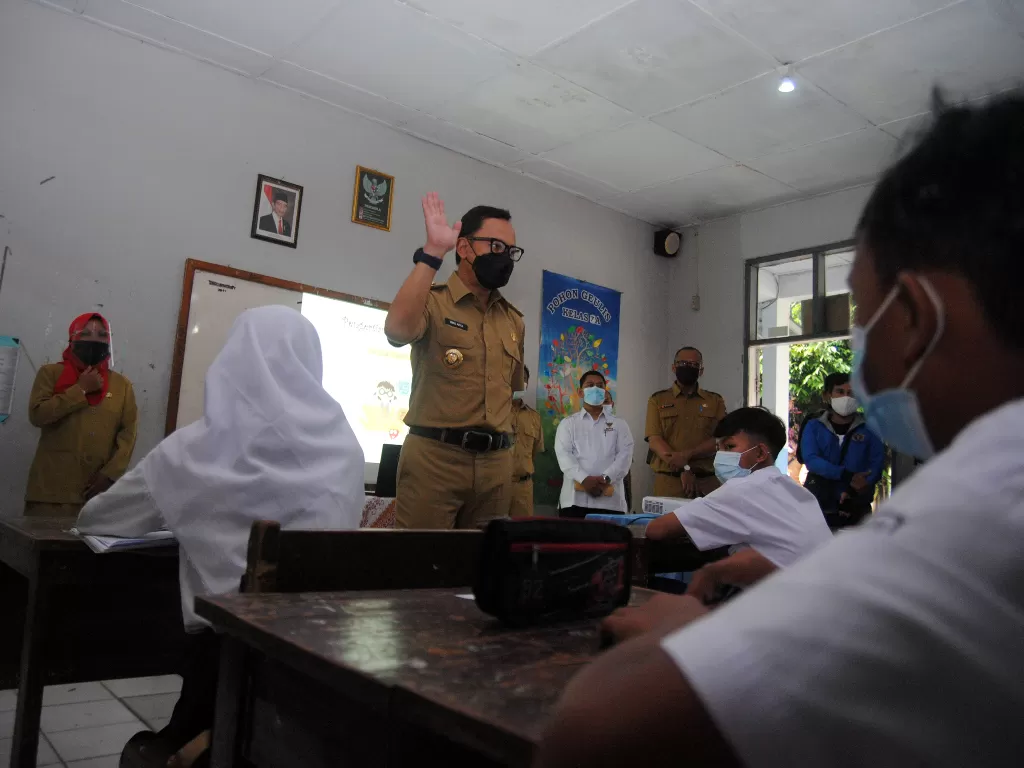 Wali Kota Bogor Bima Arya (tengah) memberikan pertanyaan kepada siswa (ANTARA FOTO/Arif Firmansyah)