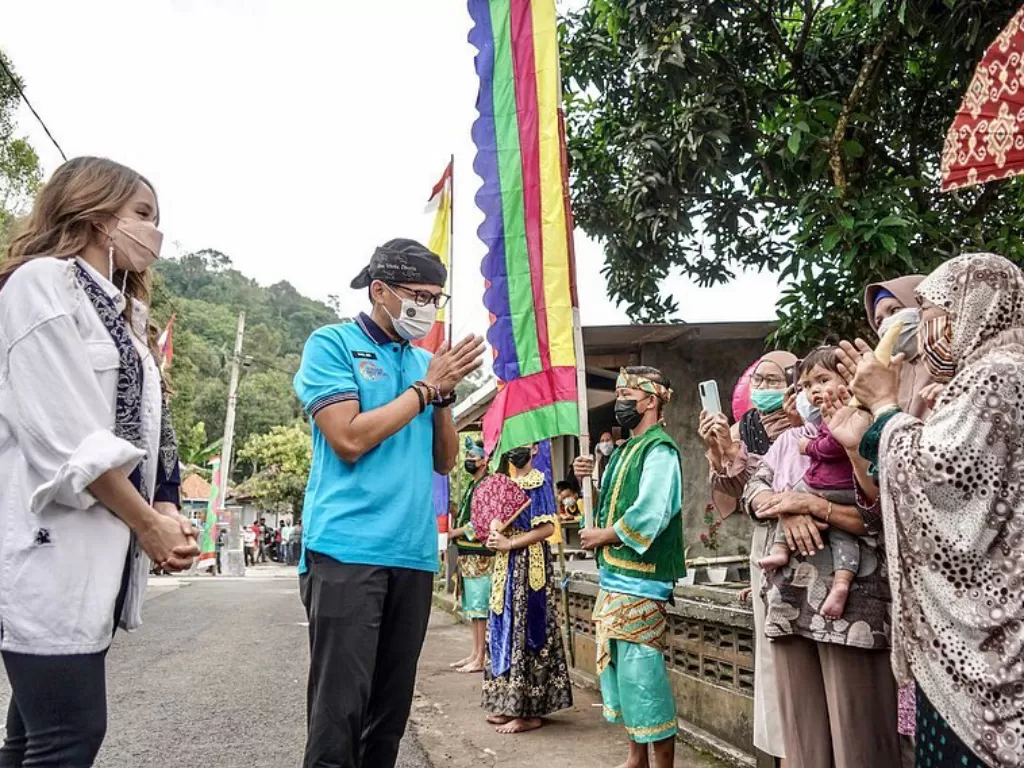 Menparekraf Sandiagan Uno (tengah) bersama artis Cinta Laura (kiri) saat mengunjungi Desa Wisata Cibuntu, Kuningan, Jawa Barat. (Instagram/@sandiuno)