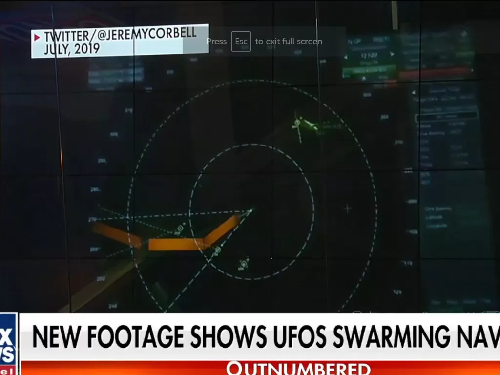 Citra yang menunjukkan kapal laut AS dikerumuni banyak UFO (screenshot video)