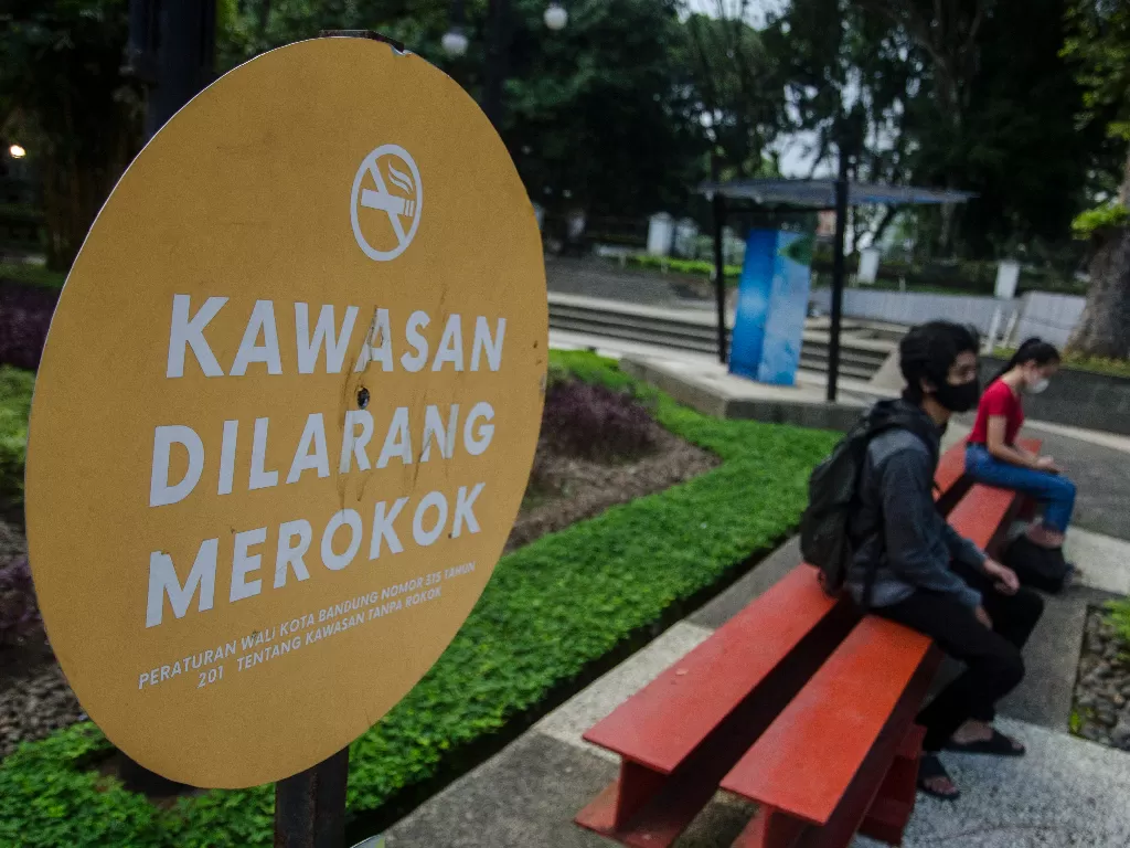 Warga berada di kawasan larangan merokok Taman Balai Kota, Bandung, Jawa Barat. (Foto: ANTARA/Novrian Arbi)