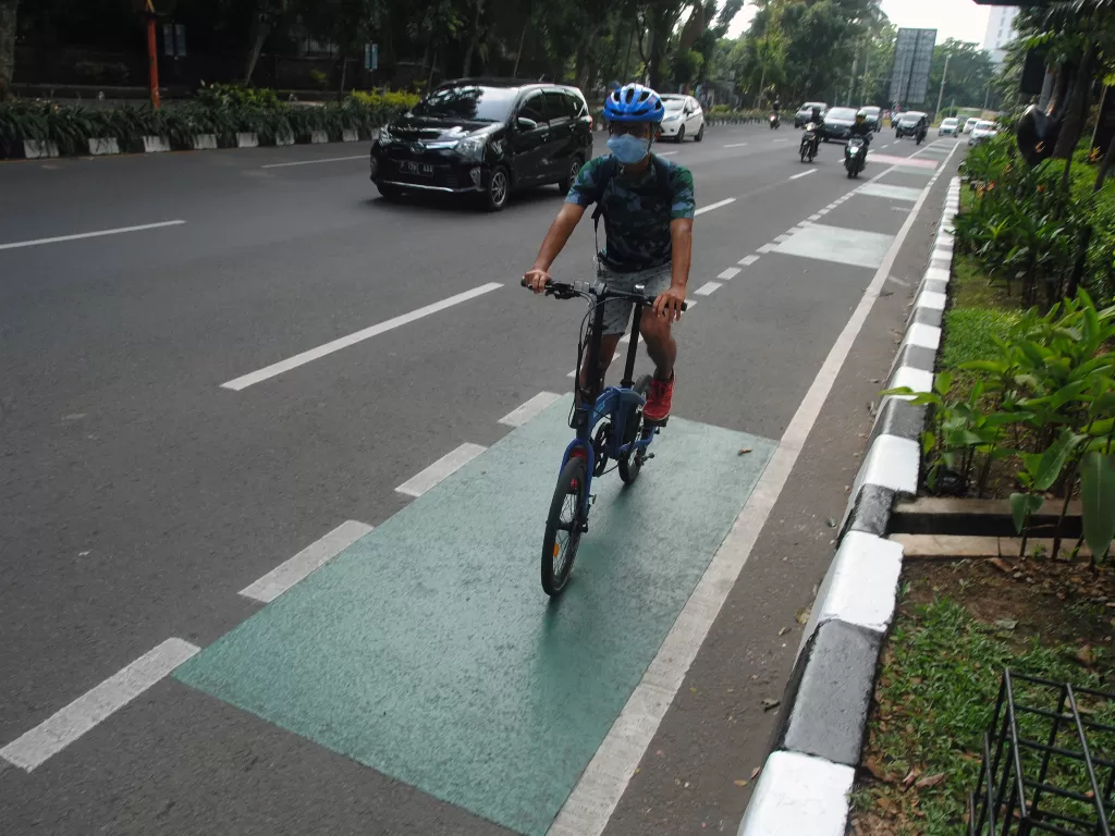  Pesepeda melewati jalur khusus sepeda yang baru di jalan raya Pajajaran, Kota Bogor, Jawa Barat, Kamis (27/5/2021).  (photo/ANTARA FOTO/Arif Firmansyah/ilustrasi)