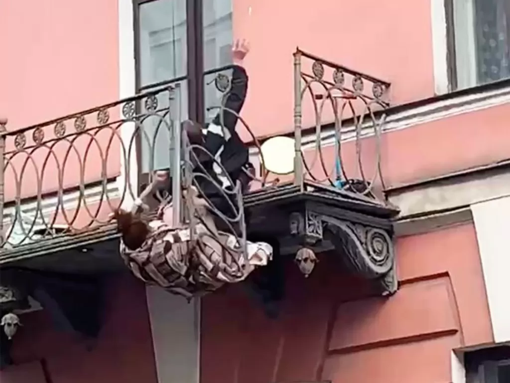 Pasangan jatuh dari lantai 2 saat bertengkar. (CityWalls.ru)