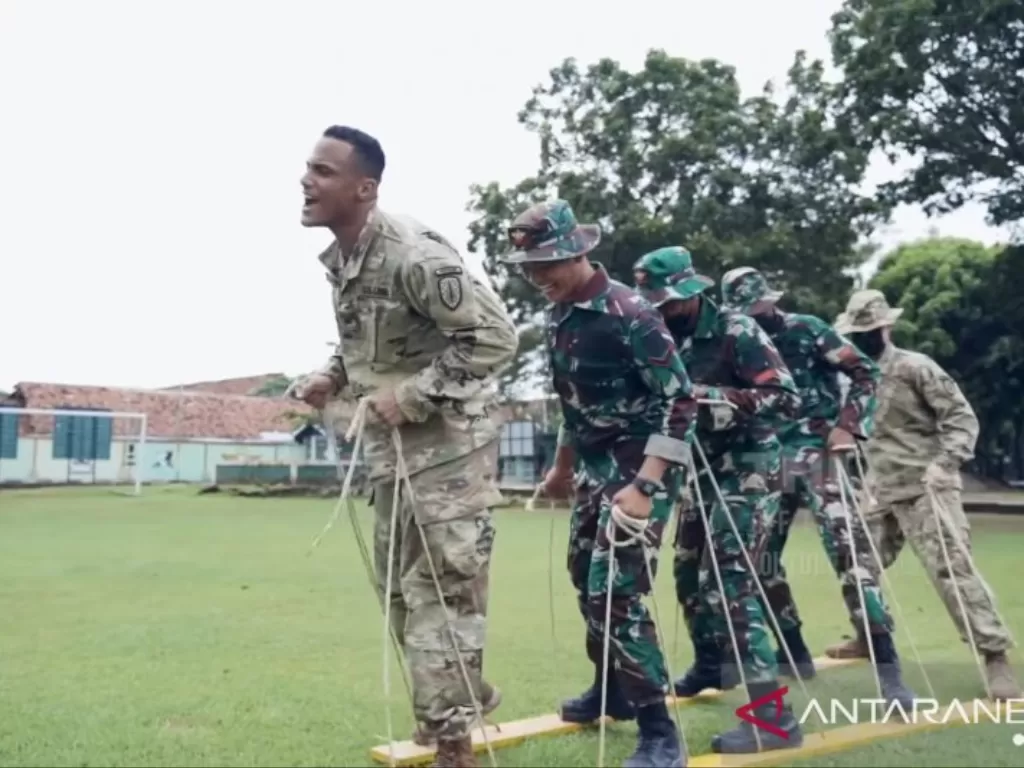  Tangkapan layar, latihan bersama Tentara Amerika dan TNI dalam latihan bersama di Yonif 305/Tengkorak, Minggu (30/5/2021). (ANTARA/Laily Rahmawaty)