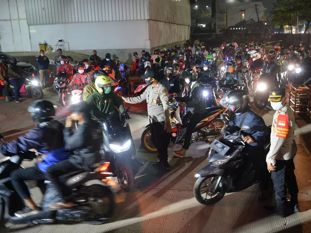 Ilustrasi: Anggota Polisi mengarahkan pemudik sepeda motor untuk melakukan swab antigen di Cikarang, Kabupaten Bekasi, Jawa Barat, Senin (17/5/2021) malam. (photo/ANTARA FOTO/Sigid Kurniawan/ilustrasi)