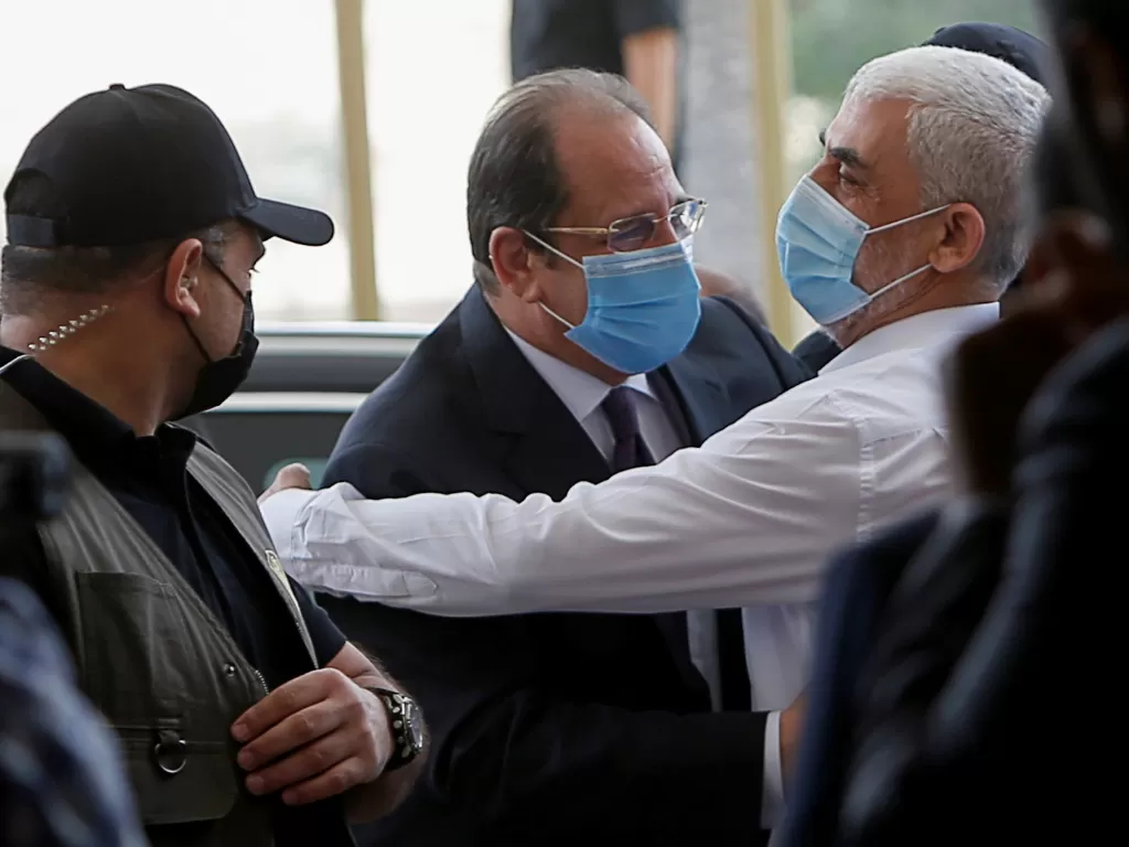 Kepala intelijen Mesir Abbas Kamel dan Ketua Hamas Yehya Al-Sinwar. (REUTERS/Mohammed Salem/Pool)