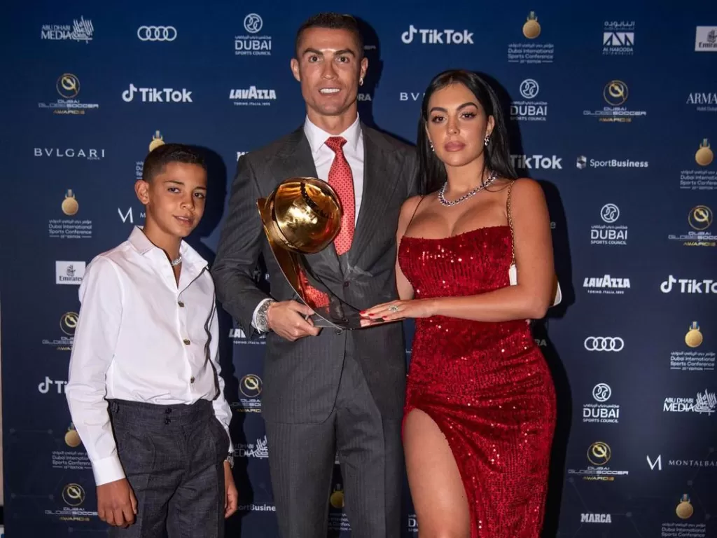 Cristiano Ronaldo bersama kekasihnya Georgina dan Cristiano Ronaldo Jr (Instagram @georginagio).