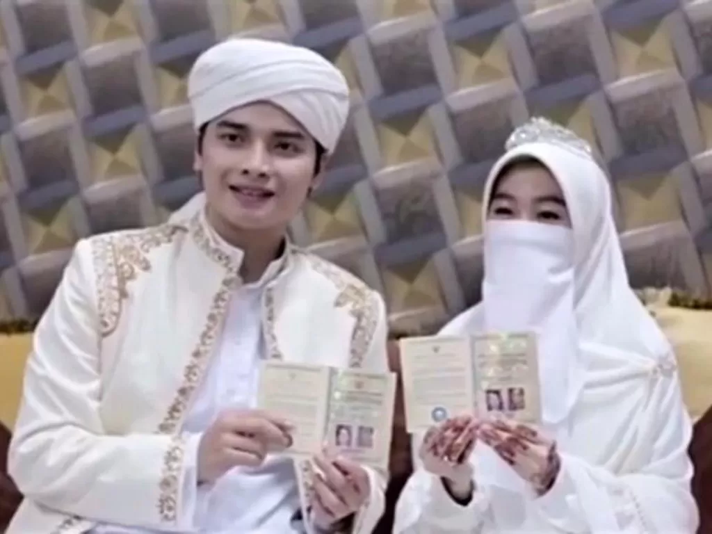 Alvin Faiz dan Larissa Chou saat momen pernikahan mereka menunjukkan buku nikah. (Instagram/Alvin Faiz) 