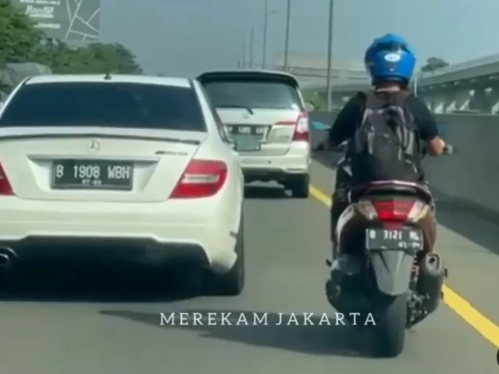 Pengendara motor masuk tol Jagorawi. (Instagram/@merekamjakarta)