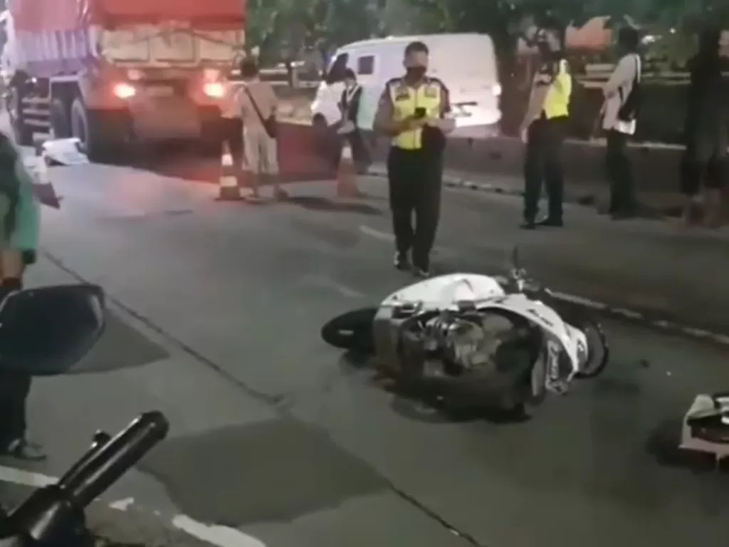 Kecelakaan lalu lintas di jalan. (Instagram/@jakarta.terkini)