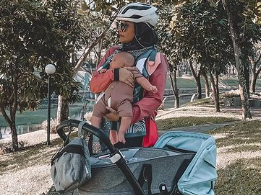 Zaskia Sungkar dan anaknya. (Instagram/@zaskiasungkar15)