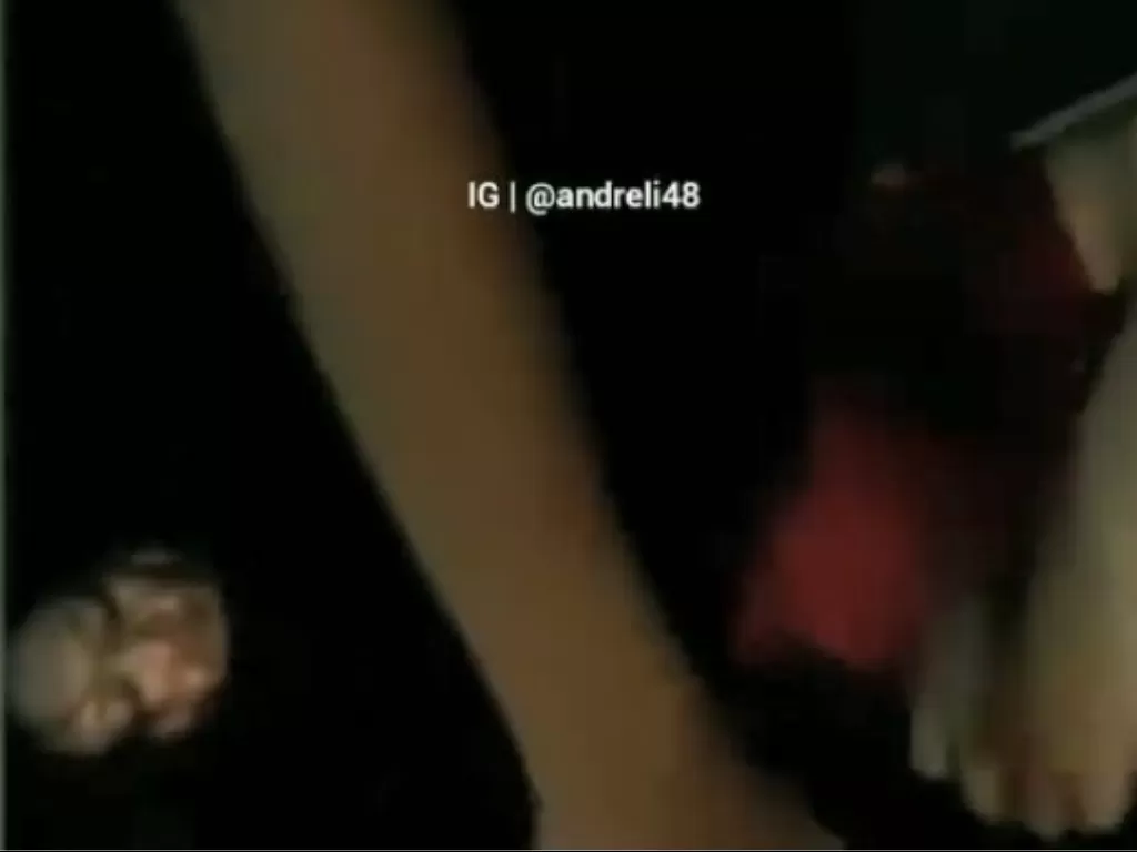 Wanita bergaun merah yang mabuk berat di jalanan Cirebon telah sadarkan diri (Instagram/andreli48)