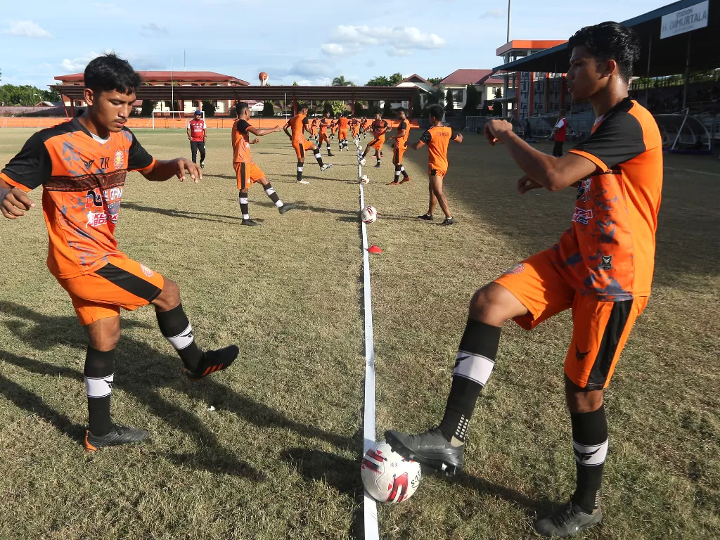  Tim Persiraja Banda Aceh mulai melakukan latihan untuk persiapan lanjutan kompetisi liga 1 yang direncanakan akan dimulai pada awal Juli 2021 mendatang. (ANTARA FOTO / Irwansyah Putra)