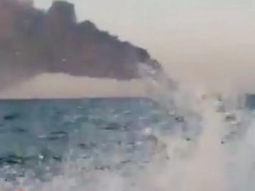 Kapal angkatan laut Iran tenggelam. (Twitter/@FarsNews_Agency)