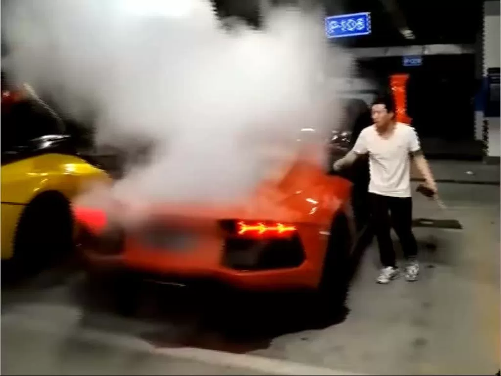 Mobil Lamborghini Aventador yang mengeluarkan asap di China (photo/YouTube/????)