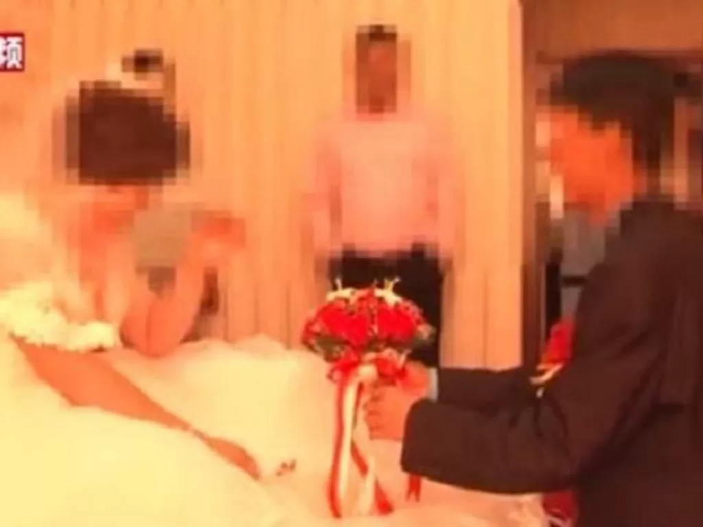 Seorang pria kaget saat melihat video istrinya yang menikah dengan orang lain. (Photo/South China Morning Post)